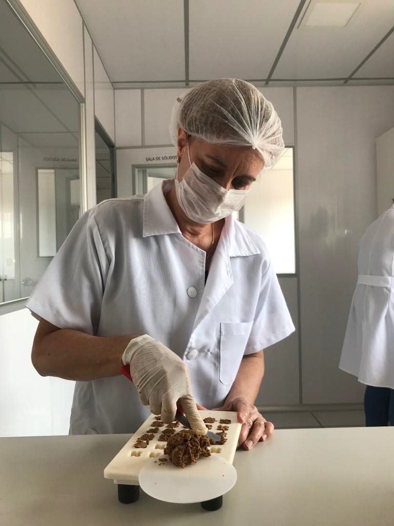 Farmacêutica trabalhando no laboratório da Vitartis